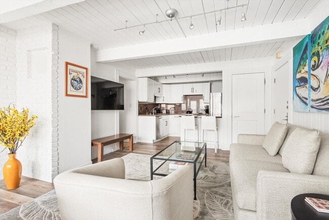 Building Photo - 916 E Hopkins Ave