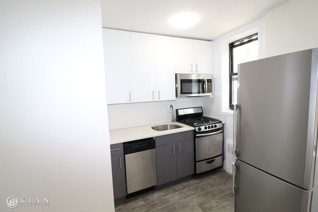 Foto del edificio - 132-45 Maple Ave