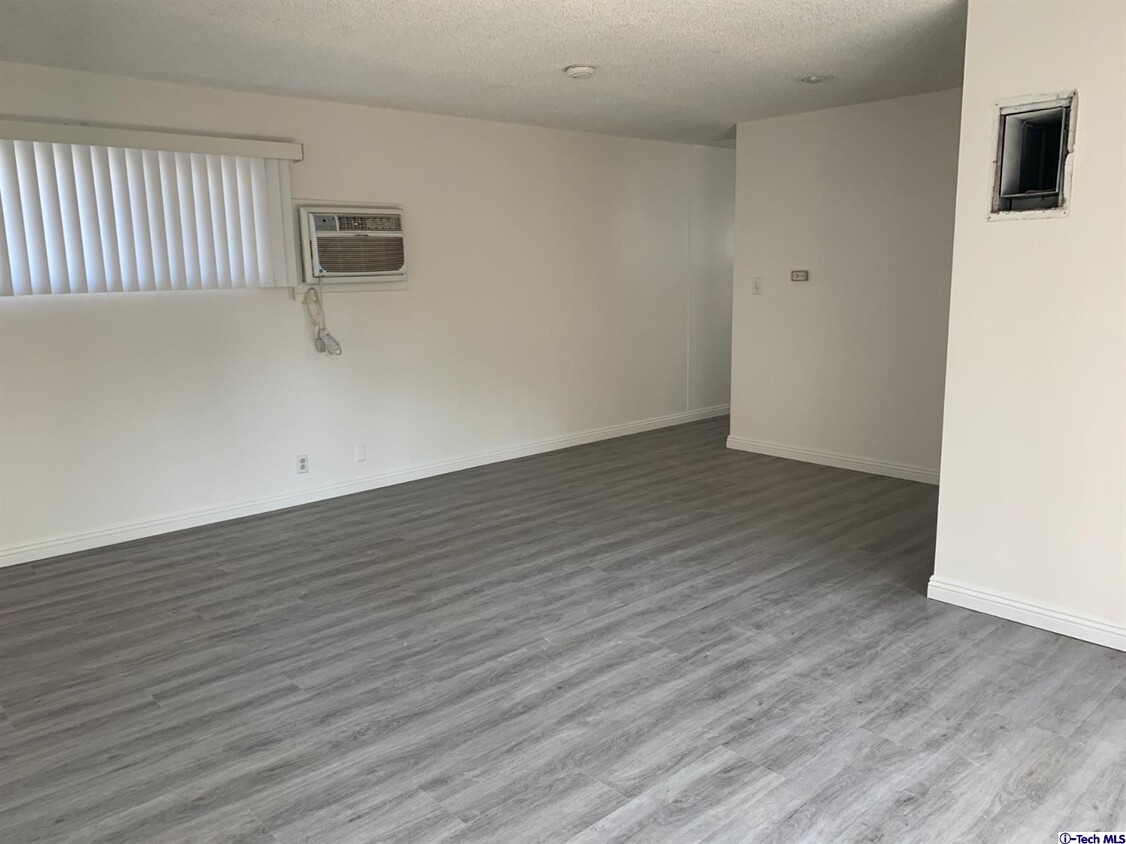 Primary Photo - 555 S Los Robles Ave