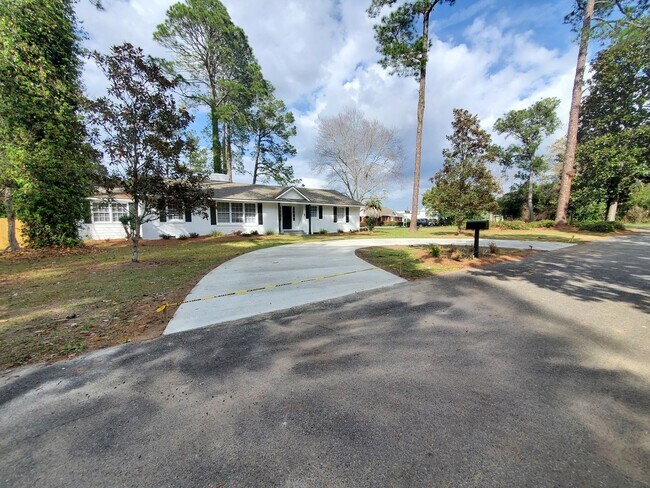 Foto del edificio - Modern Charm: Spacious 4-Bedroom Home with Inviting Amenities in Valdosta, GA