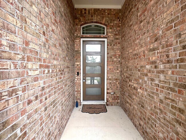 Foto del edificio - The larger 3 bedrooms and 2 bathrooms with a bonus Den and Loft spaces for rent in South Austin, ...