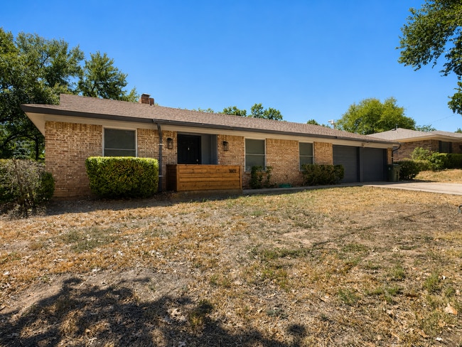 Building Photo - 1109 W Redbud Dr