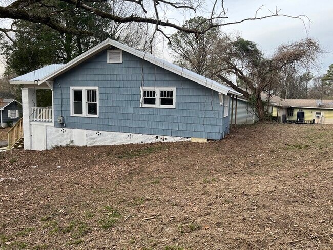 Building Photo - Updated Midfield 2 Bedroom, Section 8 Appr...