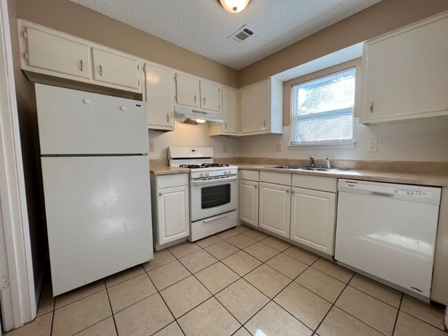 Building Photo - 2614 Dorian Dr SW