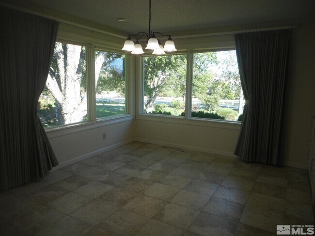 Foto del edificio - 8355 Lakeside Dr