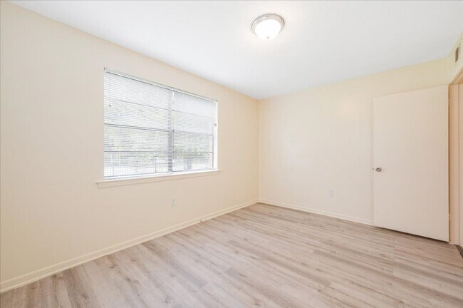 Building Photo - 2-Bedroom Apartment in Convenient Savannah...