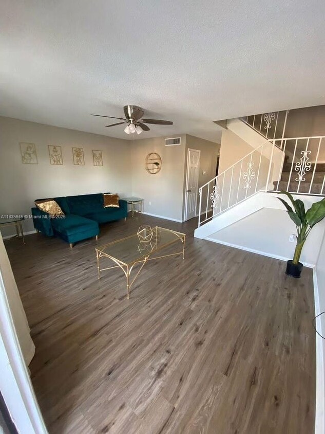 Foto principal - 6060 Village Cir N
