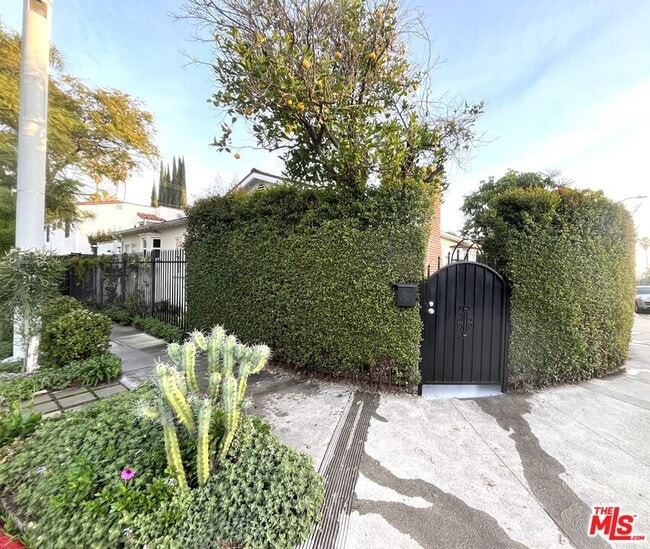 Building Photo - 958 N Vista St