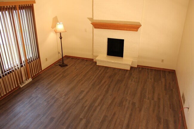 Livingroom - 7954 Daniel Ct