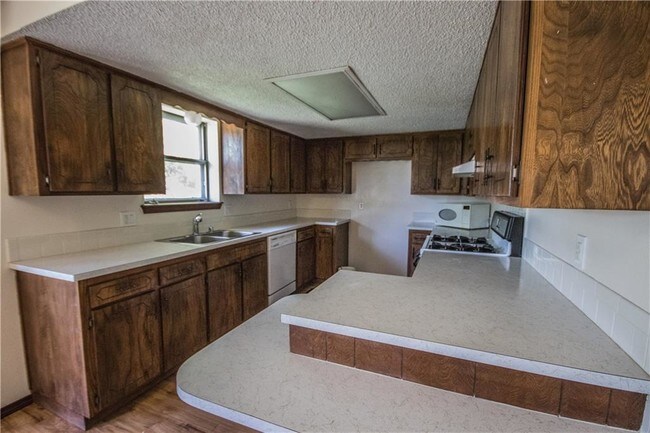Building Photo - 14 Meadowbrook Cir