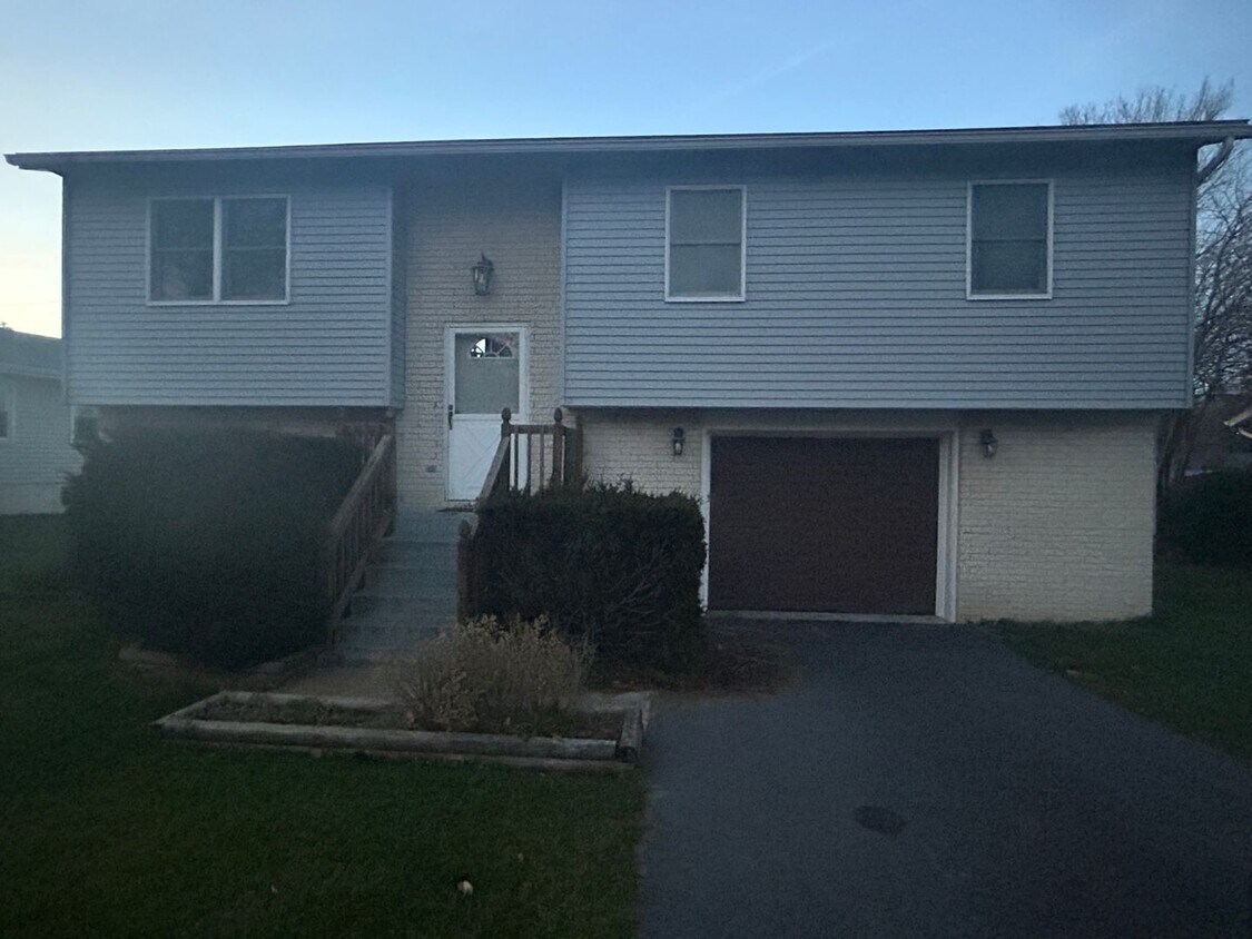 3 bed, 1 1/2 bathroom House House Rental in Boalsburg, PA