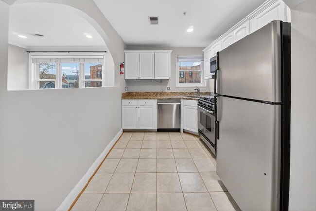 Building Photo - 401 Evarts St NE