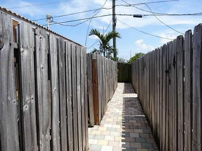 Foto del edificio - 728 NE 13th Ct