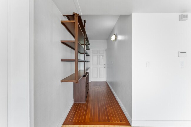 Building Photo - 2539 S Bayshore Dr