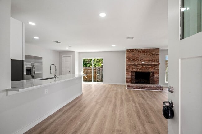 Building Photo - SW Loop 820 - 4304/4306 *Lease Up Only*