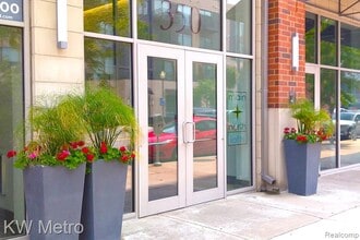 Building Photo - 350 N Main St