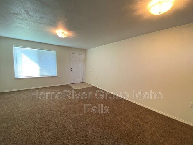 Foto del edificio - 3184 Chasewood Dr