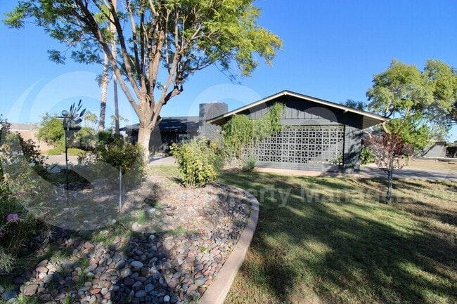 Building Photo - 1807 N Val Vista Dr