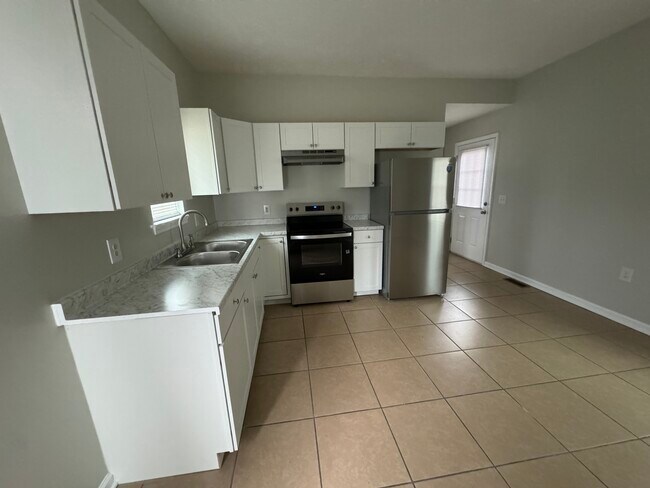 Building Photo - 905 Riverside Dr