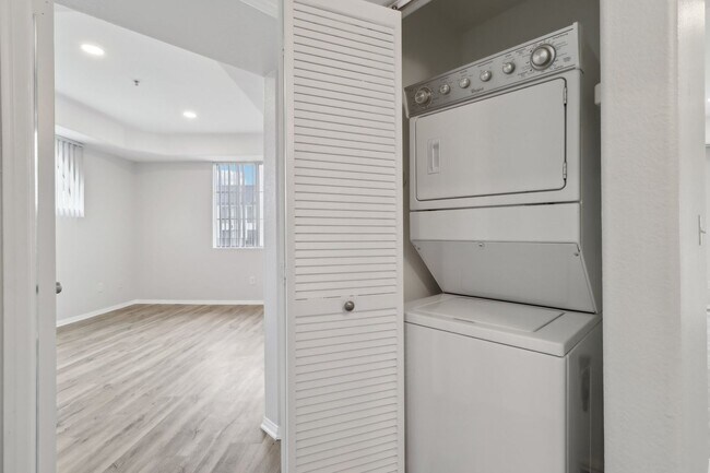Interior Photo - 114 North Doheny Drive