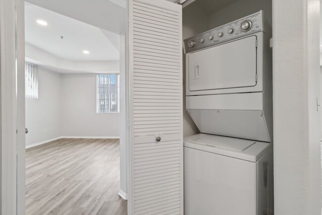 Interior Photo - 114 North Doheny Drive