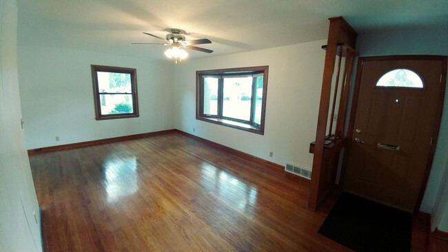 Building Photo - Beautiful Spacious 3 Bedroom 1.5 Bath Colo...