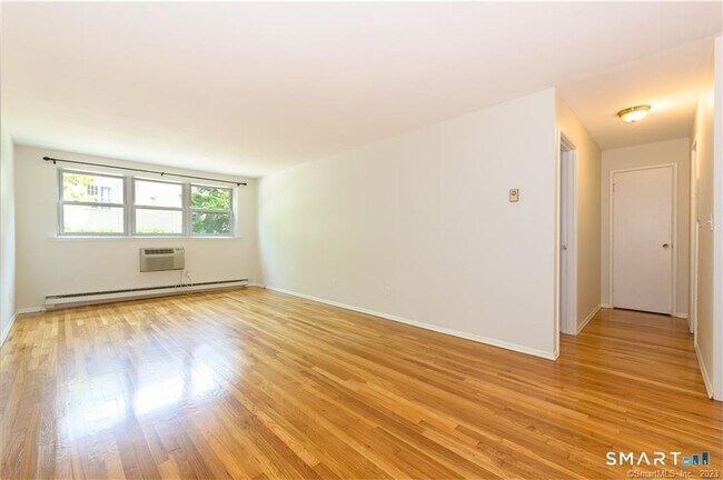 Building Photo - 637 Cove Rd