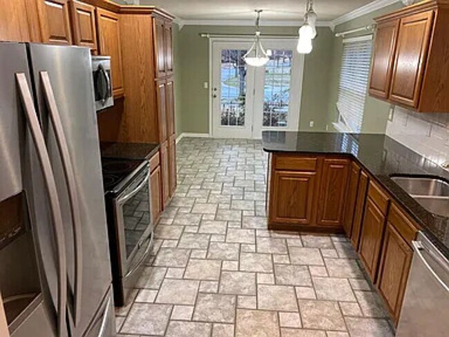Building Photo - Available September 1st!  4 Bedroom, 3 Ful...