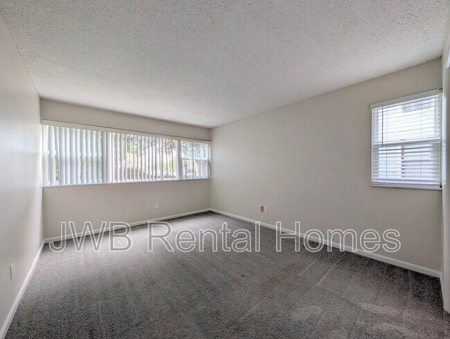 Building Photo - 1000 3rd St