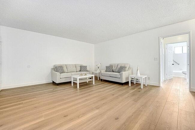Foto del edificio - Spacious 1 Bedroom Apartments with Parking - Noho Arts District
