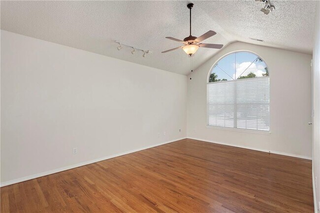 Building Photo - 565 E Evergreen Ln