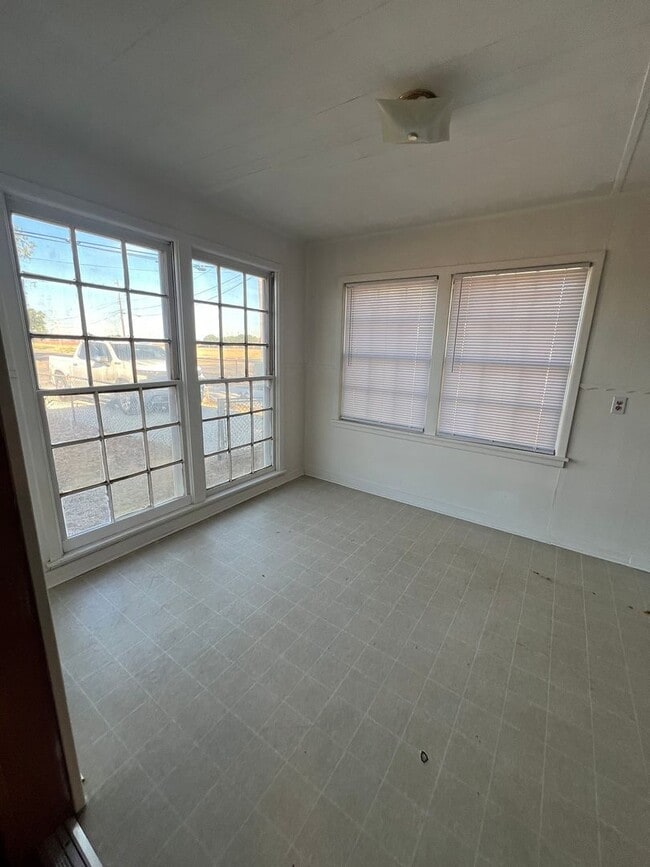 Foto del edificio - Wood Floors.