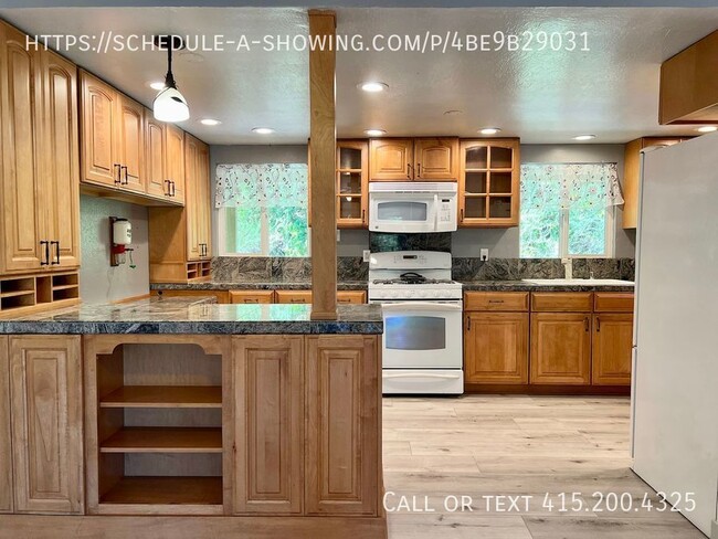Building Photo - **Move-In Special: First Month Free!** Bea...