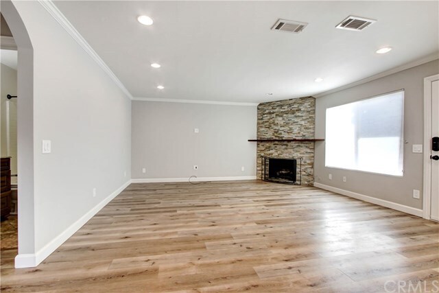 Building Photo - 1141 N Screenland Dr