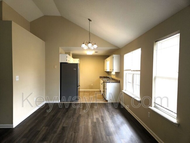Building Photo - 221 Taylor Cir