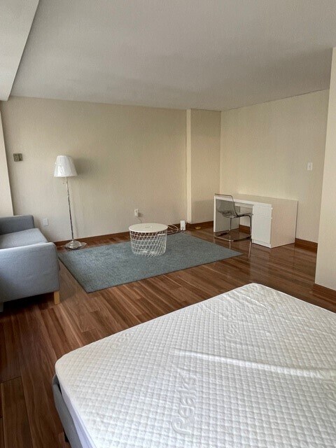 espacio habitable con muebles - 922 24th St NW