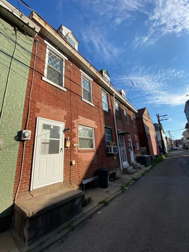 Foto principal - Fully Renovated 2 Bed, 1 Bath w/ Bonus Roo...
