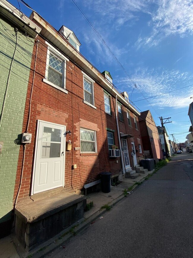 Fully Renovated 2 Bed, 1 Bath w/ Bonus Roo... - Fully Renovated 2 Bed, 1 Bath w/ Bonus Roo... House