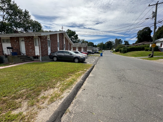Building Photo - 40 Whitewood Rd