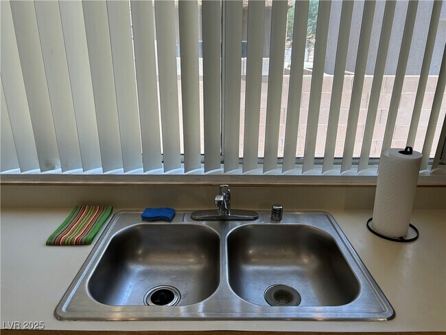 Foto del edificio - 6672 Golden Pond Cir