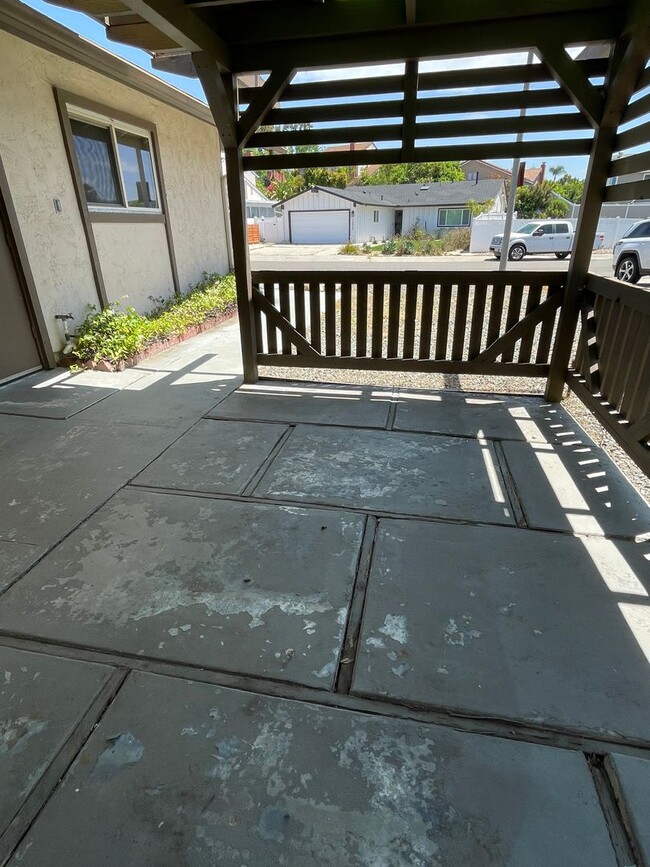 Building Photo - Terrific 3Br +/2Ba Single story house with...