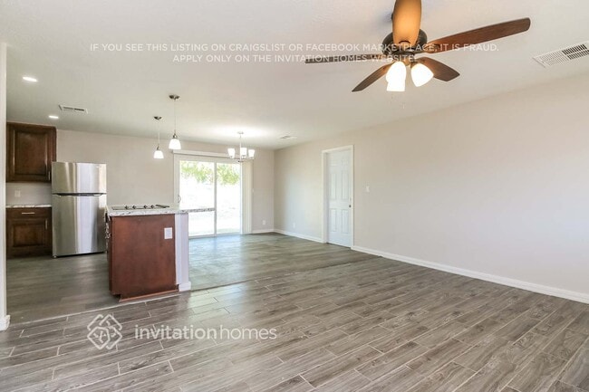 Building Photo - 1562 W Carol Ave