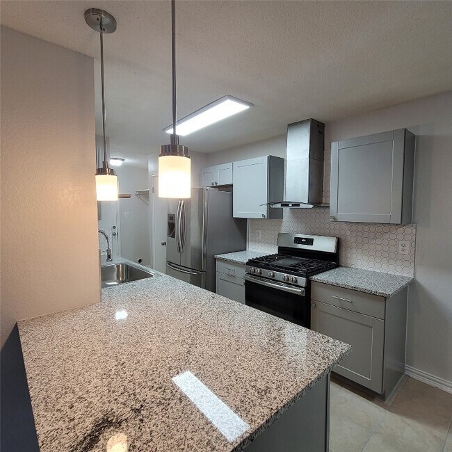 Building Photo - 1305 York Castle Dr