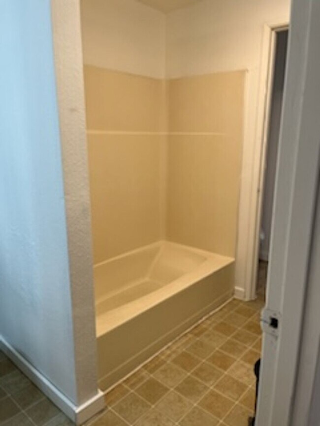 Building Photo - Charming 2 Bedroom 1 Bath Condo