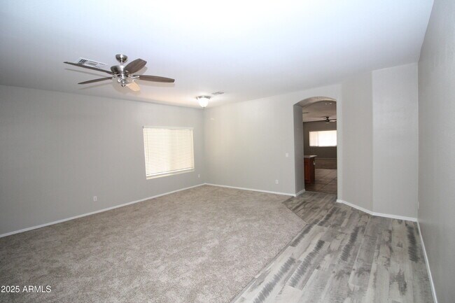 Foto del edificio - 8166 W Rose Garden Ln
