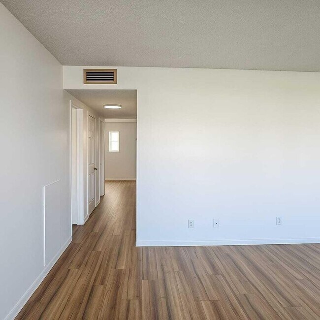 Foto del edificio - 227 Castlewood Dr