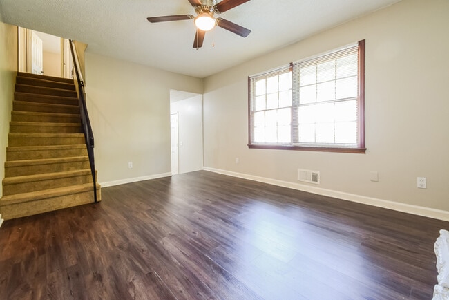 Building Photo - 1821 Pine Creek Dr