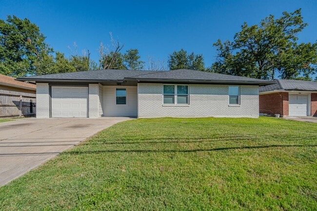 Building Photo - 2127 Strawberry Rd