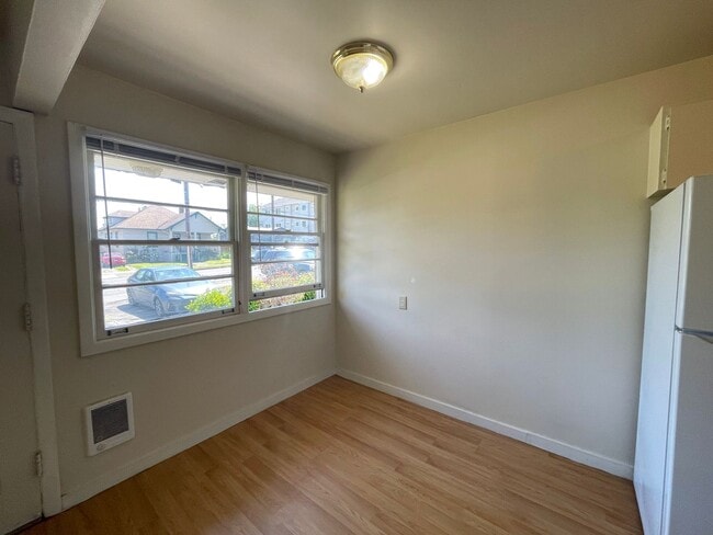 Building Photo - Charming 1 bedroom available in Woodlawn T...
