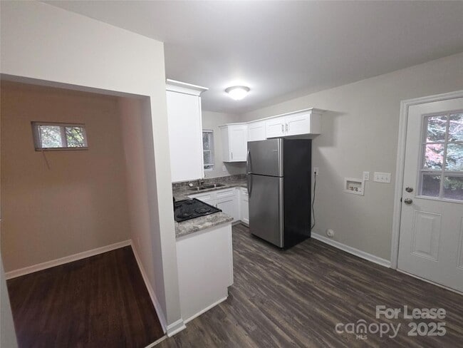 Foto del edificio - 3136 Creighton Dr